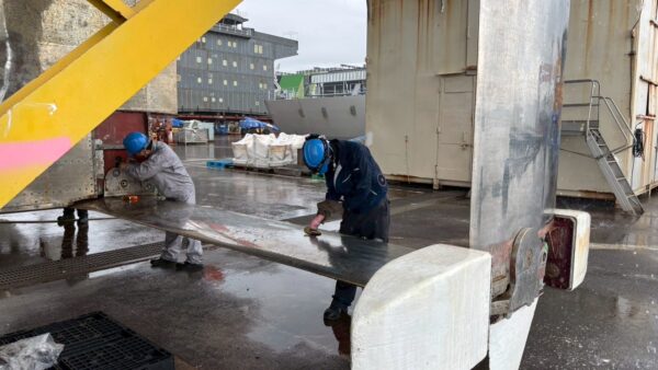 ストラットとフォイル検査に向けた表面研磨作業