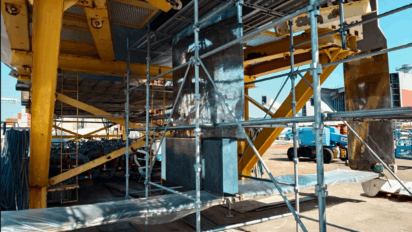 久米島の海を駆けるジェットフォイル、センターストラットを整備