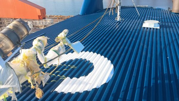 着実に進む頂部甲板の塗装